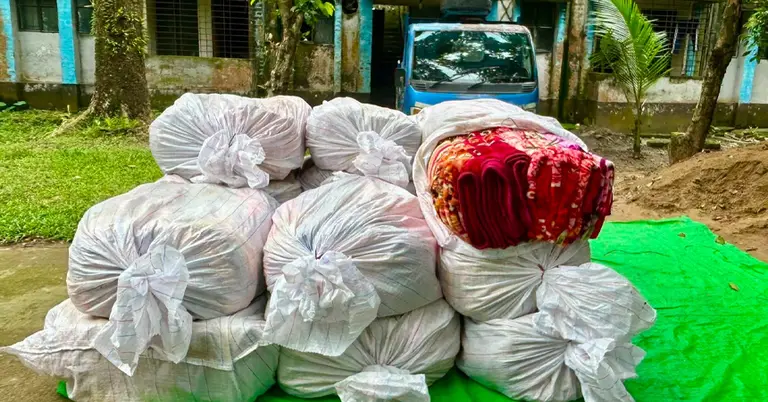কম্বলসহ পিকআপ ভ্যান জব্দ